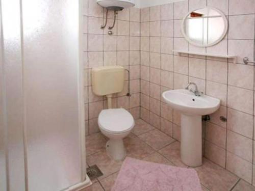 Ένα μπάνιο στο One Bedroom Apartment A3