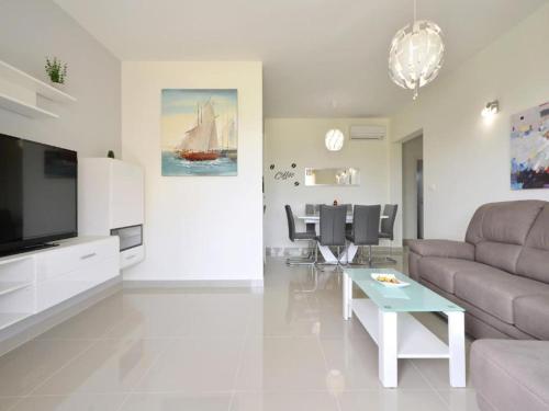 Apartment Sunshine Trogir - Three Bedroom Apartment with Balcony
