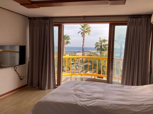 Ένα ή περισσότερα κρεβάτια σε δωμάτιο στο Jeju Guesthouse Big SSUM