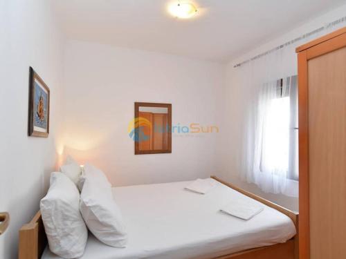 Apartments Manda - One Bedroom Apartment With Terrace A5