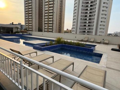 สระว่ายน้ำที่อยู่ใกล้ ๆ หรือใน Apto JH Palhano 505 - 2 quartos Luxo - Gleba Palhano