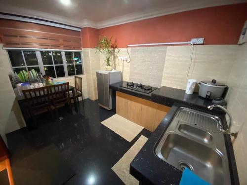 Η κουζίνα ή μικρή κουζίνα στο Crown Imperial Court - Arsad Homestay Brinchang