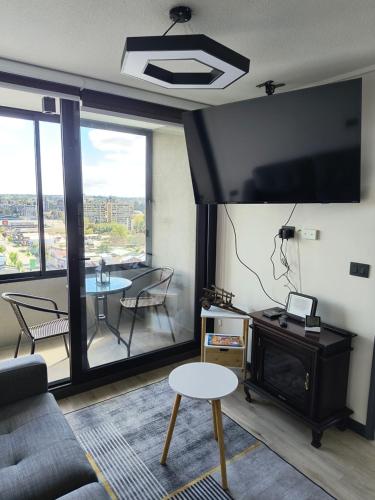 a living room with a fireplace and a tv at Departamento 2D 2B 4-5 Personas in Temuco