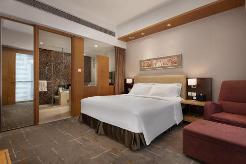 Una cama o camas en una habitación de New World Wuhan Hotel