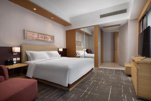 Una cama o camas en una habitación de New World Wuhan Hotel