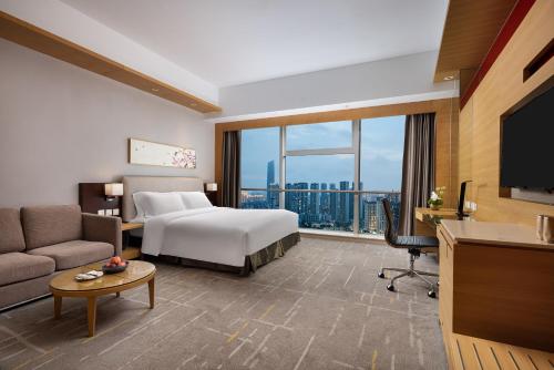 Una cama o camas en una habitación de New World Wuhan Hotel