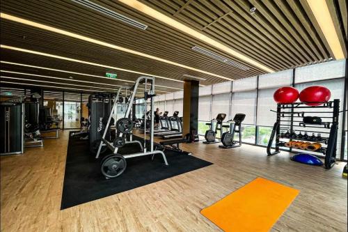Un gimnasio con varias máquinas de correr en una habitación. en Lumiere Riverside - Luxury Condo District 2, en Ho Chi Minh