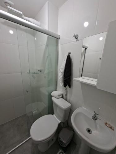 a bathroom with a toilet and a shower and a sink at Studio Teresa - 200m UFSJ e Igreja São Francisco in São João del Rei