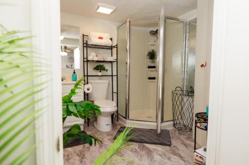 Ένα μπάνιο στο Private Basement Stay with Firepit Perfect for Families