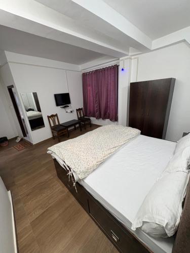 Ένα ή περισσότερα κρεβάτια σε δωμάτιο στο Hotel Kunzin