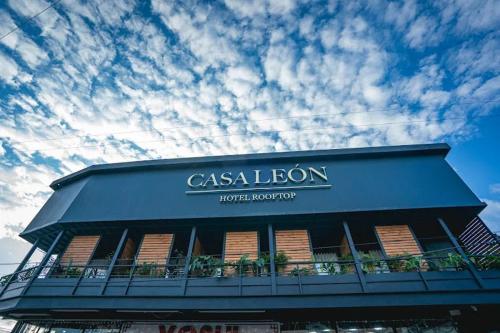a building with a sign that reads casa lion at Hotel Casa Leon Rooftop in Rionegro