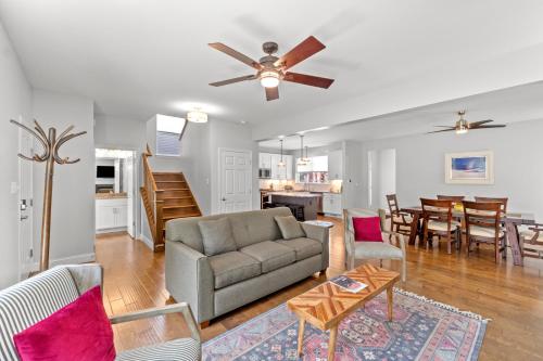 Χώρος καθιστικού στο 3229 Eads Ave