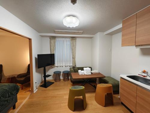 pequeña sala de estar con mesa y cocina en Shin-Imamiya Grand F, en Osaka