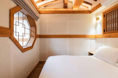 Postel nebo postele na pokoji v ubytování Luxury Hanok Maison Sunlit