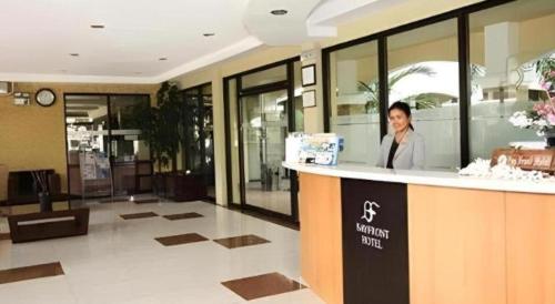 Ο χώρος του λόμπι ή της ρεσεψιόν στο Bayfront Hotel Subic