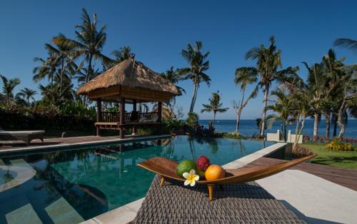 Бассейн в Relax Bali Dive & SPA ocean front resort или поблизости