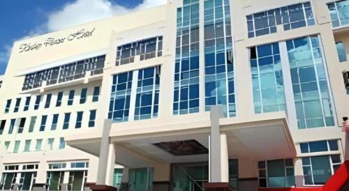 a large white building with a lot of windows at Kiulap Plaza Hotel in Bandar Seri Begawan