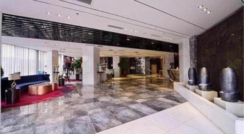 a lobby of a hotel with a large room at Harbin Splendent Hotel in Harbin