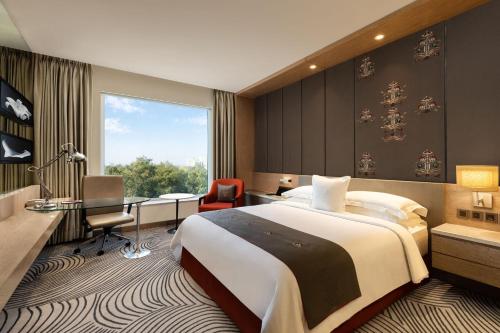 Una cama o camas en una habitación de Sheraton New Delhi Hotel