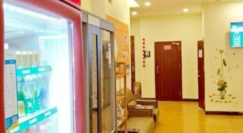 a lobby of a hospital with a waiting room at 7 Days Inn Xingyi Wanfenglin Xiawutun in Xiawutun