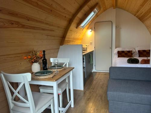 ガーグレイヴにあるThe Dales Gateway Retreatのテーブルのある部屋とベッドのある部屋