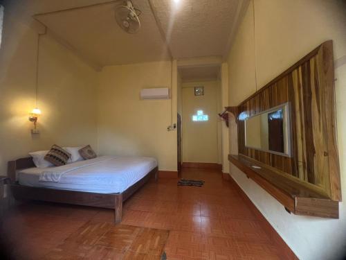 Ένα ή περισσότερα κρεβάτια σε δωμάτιο στο The Mixai Villa Hotel