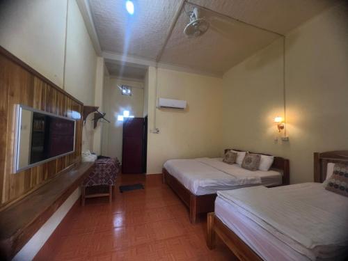 Ένα ή περισσότερα κρεβάτια σε δωμάτιο στο The Mixai Villa Hotel