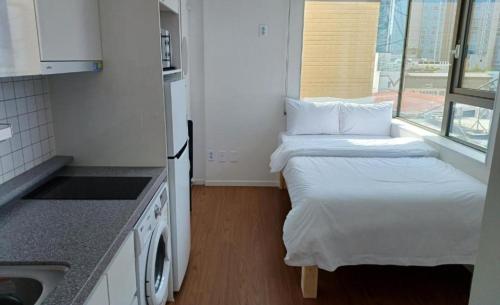a small room with a bed and a kitchen at 스테이한남 in Seoul