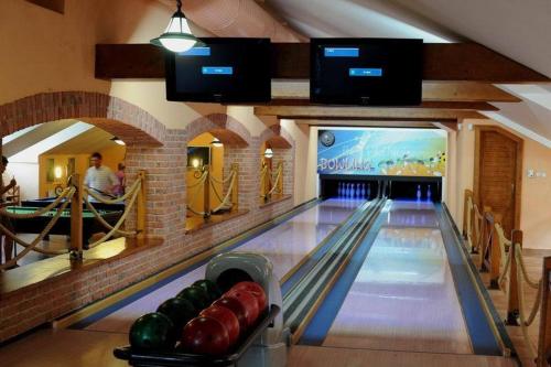 a bowling alley with a bowling alley at Country Saloon Belá in Belá