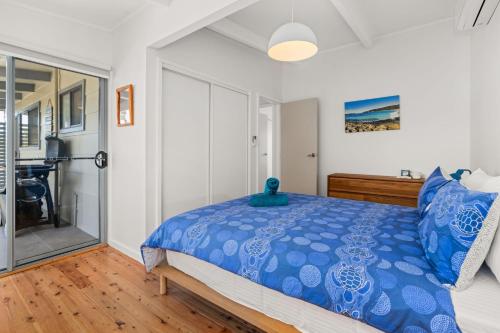 Postel nebo postele na pokoji v ubytování Baxter's Beach House by Experience Jervis Bay