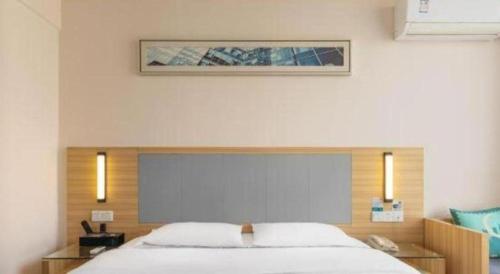 Letto o letti in una camera di City Comfort Inn Zhanjiang South Railway Station