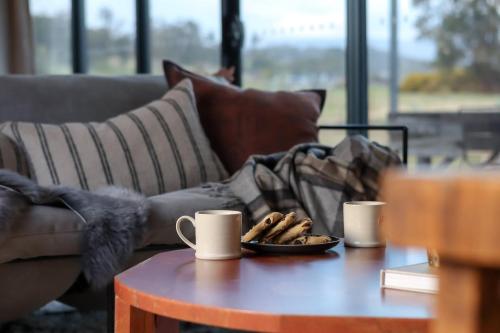 Ruang duduk di Tiers Rest - Romantic Bath & Fire Retreat on Cradle Mtn Way