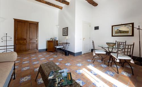a living room with a couch and a table at Relais Regina Giovanna in Sorrento