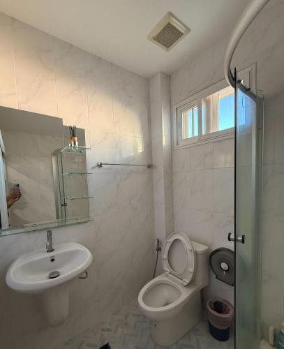 a bathroom with a toilet and a sink and a shower at Villa de Jano in Ban Muang Pha