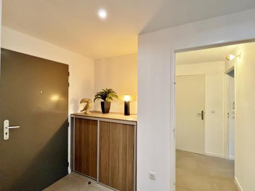 ein Flur mit einer Tür, die in einen Raum führt in der Unterkunft Appartement Club Ocean in L'Ermitage-Les-Bains