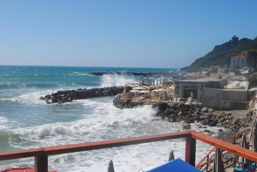 クエルチアネッラにあるCasa Fuciniの波が打ち寄せる海の景色