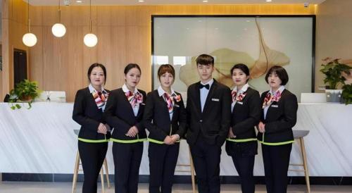 Členové personálu v ubytování Green Tree Inn Fuyang Funan County Tianzhu Square