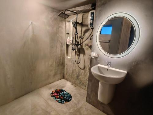 un bagno con lavandino e specchio di Sandila Surf and Stay - Hiriketiya a Dikwella