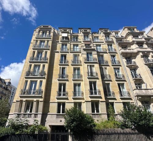 un grand bâtiment avec des balcons sur le côté dans l'établissement A proximité immédiate de la Tour Eiffel, à Paris