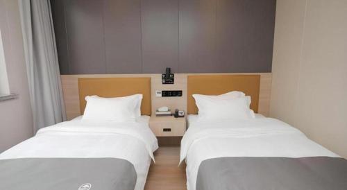 Postel nebo postele na pokoji v ubytování Green Tree Inn Express Tangshan Kaiping District Government