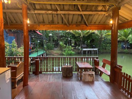 Balkón nebo terasa v ubytování บ้านสวนวิวทุ่ง