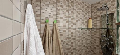 La salle de bains est dotée de murs carrelés marron et blanc. dans l'établissement Relaxing experience in apt club nautico isleta, à La Manga del Mar Meno