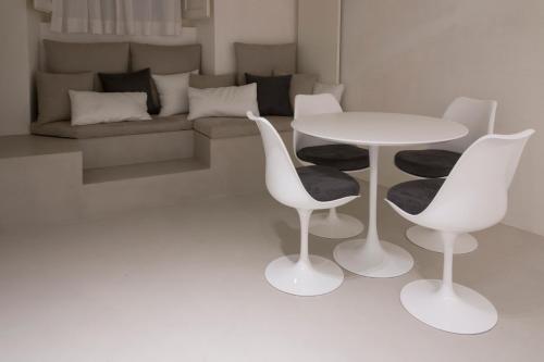 - un salon avec une table, des chaises et un canapé dans l'établissement Solo per Noi Apartment, à Sienne