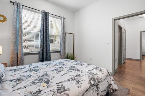 Ένα ή περισσότερα κρεβάτια σε δωμάτιο στο New 5 Star home with Pool & HotTub-Mins to HCA-Tradition Sq