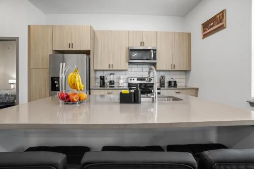 Η κουζίνα ή μικρή κουζίνα στο New 5 Star home with Pool & HotTub-Mins to HCA-Tradition Sq
