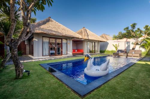 an inflatable swan pool in the backyard of a villa at Villa Jerami & Spa in Seminyak