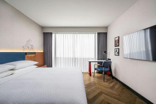 a hotel room with a bed and a desk at Four Points by Sheraton Bangkok, Sukhumvit 22 in Bangkok