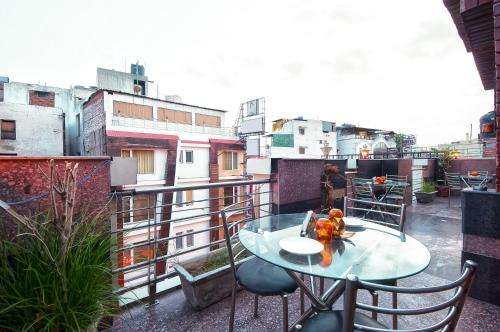 Un balcón o terraza de Hotel Aura - New Delhi Railway Station