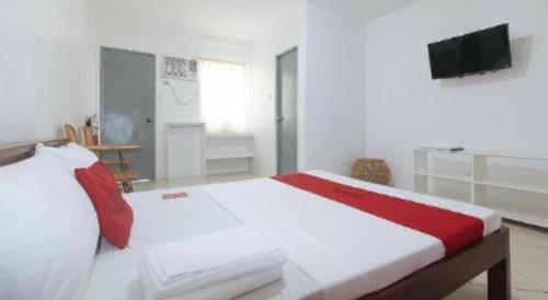Кровать или кровати в номере RedDoorz At Fat J Apartelle Mactan