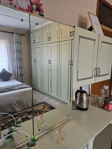 Η κουζίνα ή μικρή κουζίνα στο Alena's Guesthouse